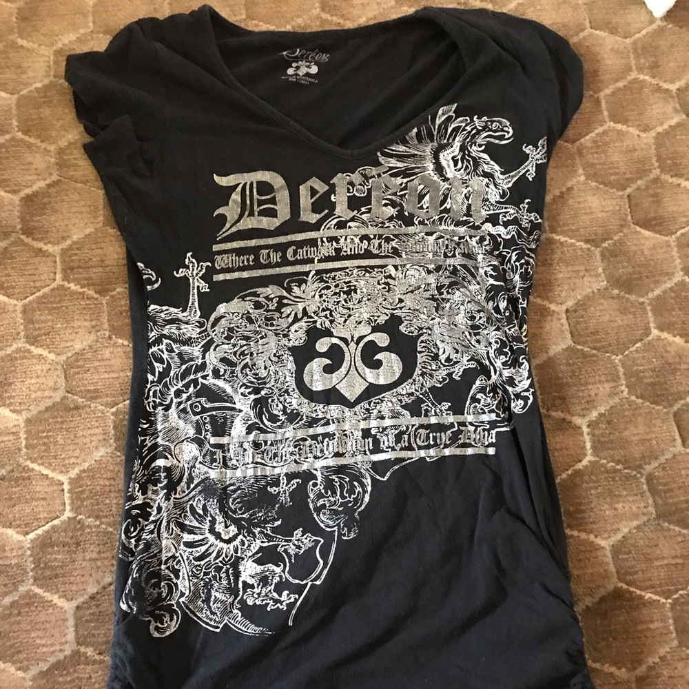 Loved Deréon shirt with cinched sides.